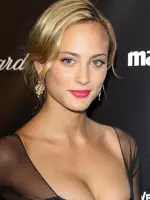 Nora Arnezeder